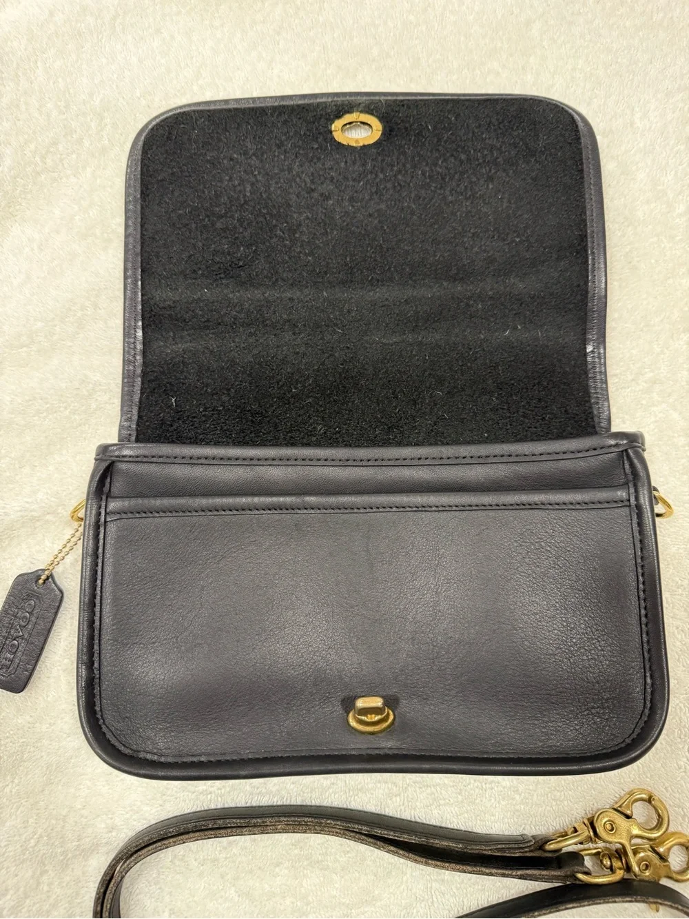 Vintage Coach 9755 Dinky Black Leather Crossbody/Shoulder Bag with Gold Turnlock - Picture 3 of 7
